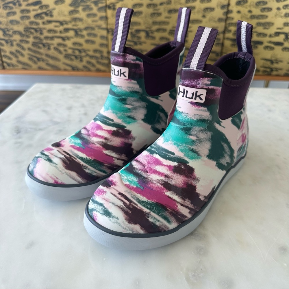NWOT Huk Women’s Rogue Wave Fishing Boots. Size 7. Barely Pink